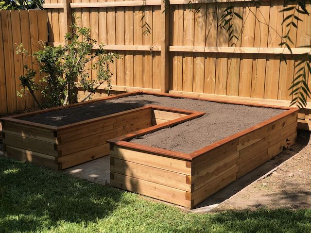 Raised garden bed U-shaped